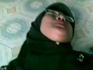 malay- tudung kena kongkek..